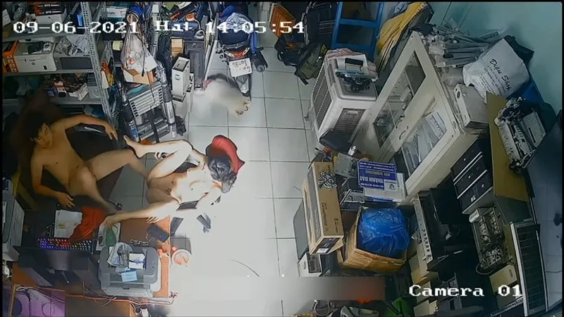 Cô vợ người chồng phang nhau trong của thằng nhỏ máy tính