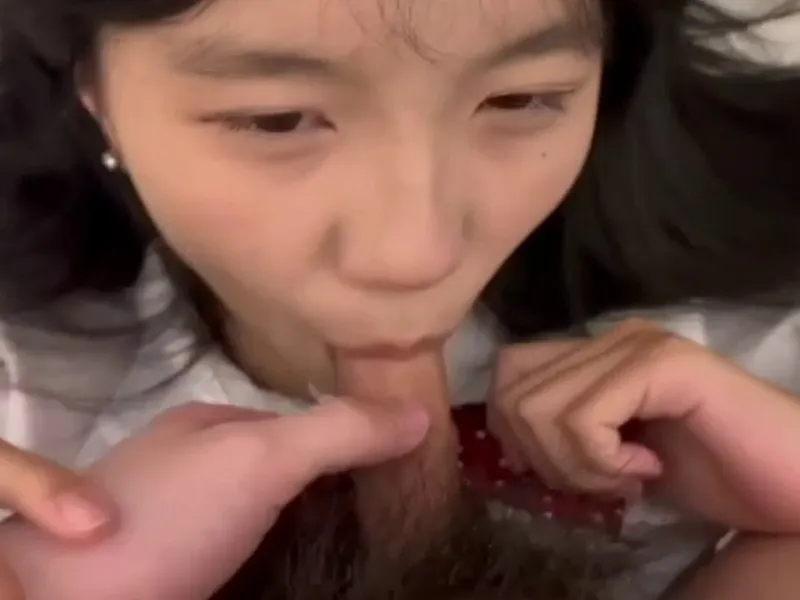 Em loli dễ thương liếm cò biến em thành con em đĩ nứng lồn p2